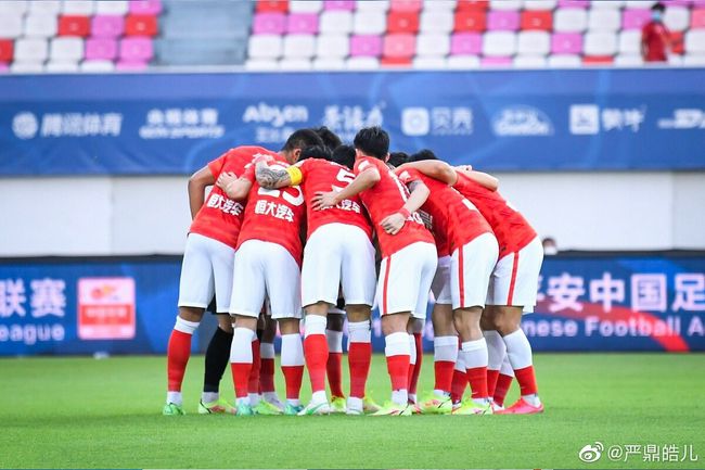 ;新一代女排海报中，冠军队员们身着蓝白球衣，驰骋赛场，将观众的记忆拉回那经典一战2016年里约奥运会中国女排对战巴西！那一战，扭转了里约奥运原本不利的赛局
